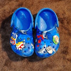 Crocs wit boy charms